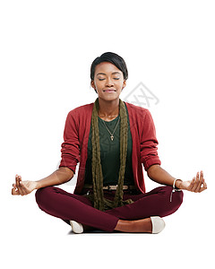 黑人妇女 坐着 双手冥想 在孤立的白色背景下进行禅宗思维训练和心理健康 快乐 模特和瑜伽士与和平 平静和放松地板脉轮瑜伽上的手印图片