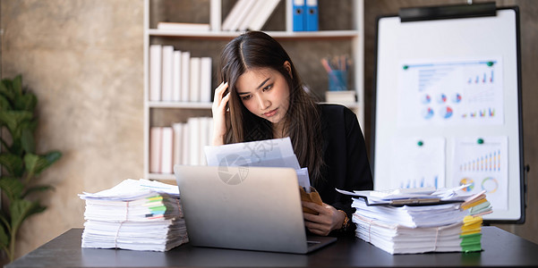 年轻亚洲女商务人士在笔记本电脑上工作 压力很大 头痛 办公室工作后思考很辛苦桌子人士技术企业家女士职业职场员工女性商务图片