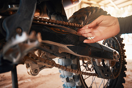 手 机械师和摩托车链条修理弹簧或安全或机械零件的时间 车间工程师在汽车或齿轮上固定自行车 运输或传动装置的手图片
