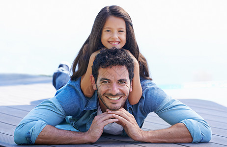 一个小女孩的肖像 躺在她爸爸背上 对着镜头微笑 (笑声 笑声)图片