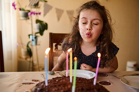 美丽的小生日女孩 在节日巧克力蛋糕上吹蜡烛 庆祝她在家5周年的庆典活动五周年图片