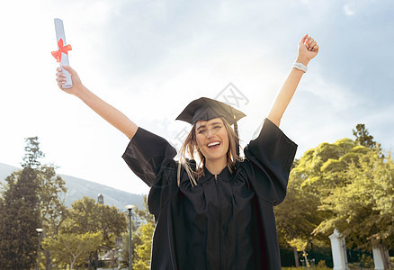 毕业典礼 肖像和快乐的女人庆祝成就 成功和微笑 兴奋的毕业生 教育证书和庆祝大学目标 学习奖和学生动机图片