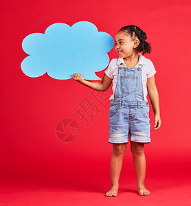 标识框孩子 谈话或演讲泡沫和想法 意见或对社交媒体 儿童视觉或新闻中孤立的红色背景的投票 扬声器模型中的微笑 快乐或女孩和横幅 纸或纸背景