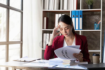 在办公室工作时 亚洲女商务人士在上班时受到压力 工作时面不悦背景图片