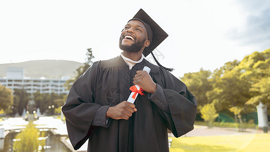 学生毕业 黑人和在户外大学活动中对成功 成就或目标的思考 愉快的毕业生 教育奖和未来使命 梦想和学位 希望或者自豪感的刺激图片