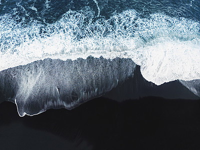 冰岛黑沙滩上坠落的波浪图片