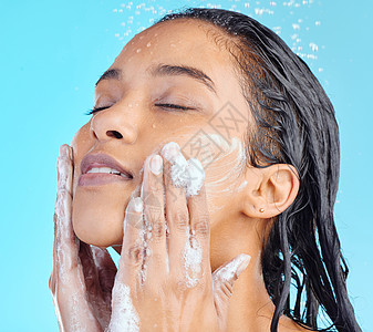 淋浴泡沫 脸孔和黑妇女用水液清洗 以进行水合 美容肥皂或皮肤保健卫生;在蓝底隔离的自我护理工作室 温泉沙龙和放松式洗涤模型图片