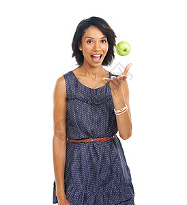 女人 肖像和投掷苹果以获得健康生活方式的营养 饮食和健康食品 带水果的快乐黑人女性在白色工作室进行健康习惯营销 并配有健康模型图片