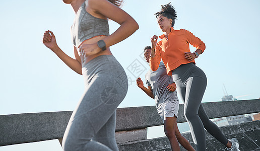 妇女 黑人和在城市健身 锻炼或运动中跑步以进行有氧运动 保健或马拉松训练 纽约街头运动人士 朋友或跑步运动员精力充沛或速度快图片