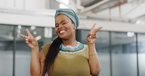 和平之手 快乐的黑人女性和成功的面孔 非洲文化 办公楼和加纳的动力和自豪感 女工肖像 获胜者和胜利标志 表情符号和有趣的庆祝活动图片