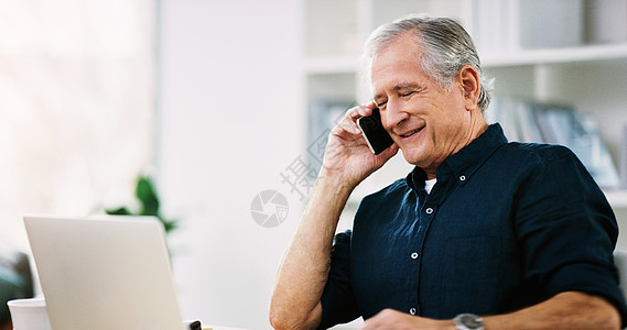 笔记本电脑 电话和办公室商务人员 用于企业沟通 社交网络和在线公司销售谈判 高级专业商务人士谈论手机 voip 技术图片