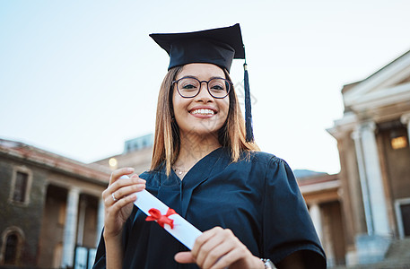 肖像 毕业并与一名在毕业那天在户外持有文凭或证书的女学生一起学习 获得奖学金后 女学生在外面的教育 目标或大学图片