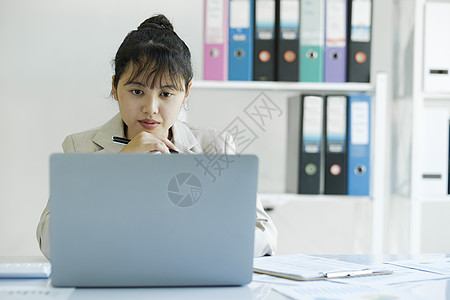 女商务人士正在分析笔记本电脑的网上营销研讨会实习生讨论会议工作自由职业者会计员工投资顾问图片
