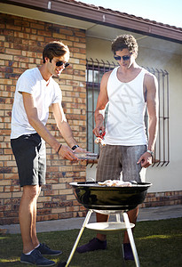 年轻人在户外烤肉的烤肉 生活风格Life style青少年成人烹饪男人太阳镜享受食物哥们晴天休闲服图片