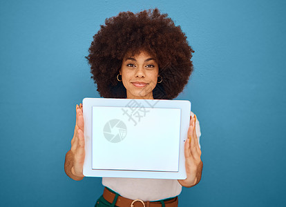 样机 屏幕和黑人女性在广告工作室的蓝色背景上使用平板电脑 营销 设计和女性手持数字小工具 上面有空白 白色和空白的空间 用于广告图片