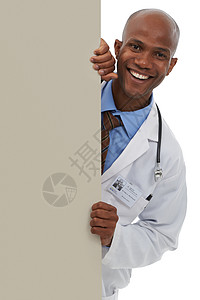为自己代言支持您的医疗信息 站立在可以为copyspace使用的一块空白的板后的一位年轻非洲医生背景
