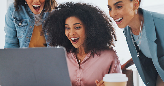 笔记本电脑 成功或女性高五在工作中庆祝数字营销销售目标或 kpi 目标 快乐 赢家或兴奋的员工拥抱庆祝奖金 业务增长或成就庆典电图片