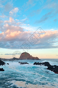 海浪撞击了岛屿的岩石和海岸 自然界的背景 这些都与自然有关图片