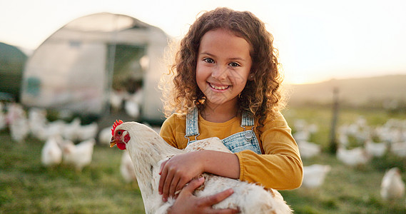 鸡 微笑和女孩在农场学习阿根廷农村的农业知识 快乐 年轻和可持续发展的孩子 带着动物 鸟或公鸡在大自然的田地里耕种孩子们场地女性图片