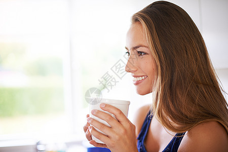 咖啡使一切变得更好 一个年轻女人在家里喝杯咖啡 (笑声)图片
