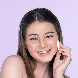年轻迷人女孩的肖像 用干粉基在她脸上施压外科化妆品美容粉末女性青少年微笑青年尺寸塑料图片