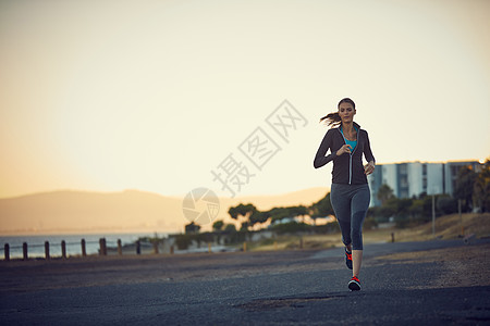 跑到梦里去 一个运动的年轻女子在户外锻炼图片