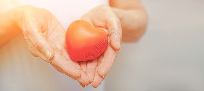 祖母手捧红心 医疗保健 爱 器官捐赠 正念 幸福 家庭保险和 CSR 概念 世界心脏日 世界卫生日 国家器官捐赠日志愿者横幅福利图片