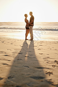 日落时浪漫 成年夫妇在海滩享受一天的快乐图片