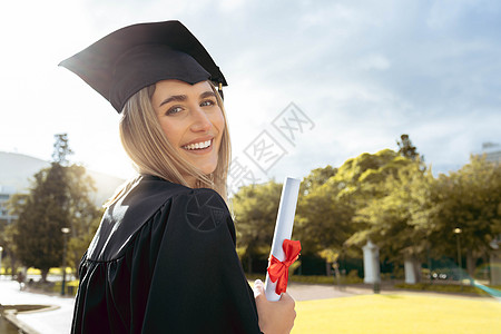 妇女 学生和对毕业 文凭或高等教育成就的微笑 持有大学奖学金证书 资格或学位的快乐女性学术学习者肖像图片