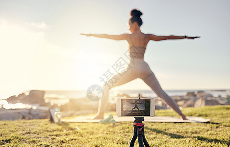 瑜伽 健身和直播女性智能手机本质上用于社交媒体 影响者博客或健康内容创建 带有摄像应用程序的伸展运动 普拉提和健身内容创作者女孩图片