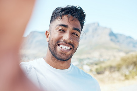 一位混血男性在户外锻炼时自拍和微笑的肖像 印度健康男性拍下自己在外面看起来很开心的照片背景图片
