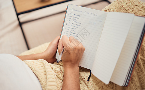 书 手和女人在她的笔记本上写清单 同时带着想法和未来愿景放松 自爱 自理和女性手在她的心理健康杂志上写下励志清单图片