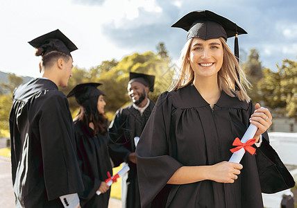 妇女 学生和肖像在高等教育毕业 仪式或成就时微笑 持有大学奖学金证书 资格或学位的快乐女性学术学习者图片