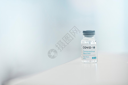 Covid 疫苗和药物 在医院的桌子上放一瓶液体作为治疗或治疗 用于药物开发的电晕研究实验室中的医疗保健 药学和医学图片