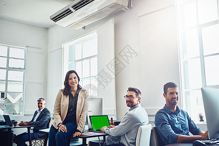 笔记本电脑绿屏 团队合作和办公室商务人士的肖像 协作 模拟产品放置和员工组与计算机规划营销 广告或销售项目图片