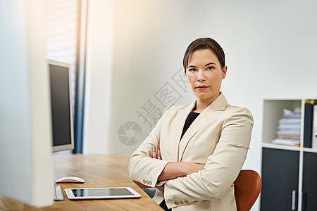 她有信心掌控自己的事业 在她的办公桌前工作的自信女商务人士的画像图片