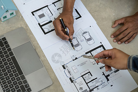 工程师或建筑师会议的施工和结构概念与合作伙伴和工程工具在工作现场模型构建和蓝图上的项目合作图片