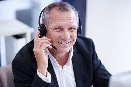 电话营销 虚拟通信或信息技术数字软件支持的呼叫中心 肖像和商务人士微笑 联系我们 crm 和公司经理 顾问或代理人图片