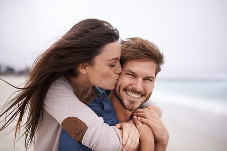 沉浸在一些节日浪漫中 在海滩的一对年轻夫妇图片