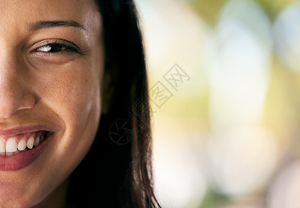 背景模糊的女人的一半 脸和美丽 有散景和模型或复制空间 自然界中裁剪女性的细节 美容肖像和皮肤病学治疗以促进健康图片