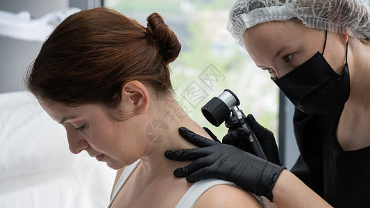 皮肤科医生通过皮解剖镜检查病人的内脏身体检查预防专家治疗生长癌症女性调查护理图片