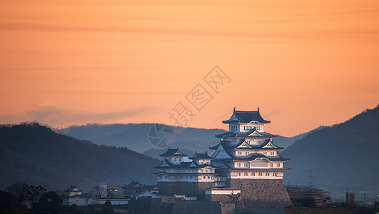 天亮时日落 黄橙天空横扫日本古城和冰地风景图片