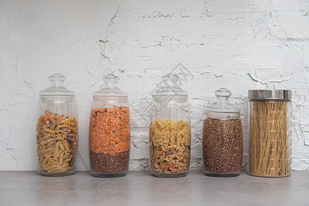 各种意大利面 大米 谷物 容器罐头中的坚果 厨房中适当方便合理储存食物的概念大部分小麦产品玻璃橱柜烹饪饮食塑料架子粮食图片