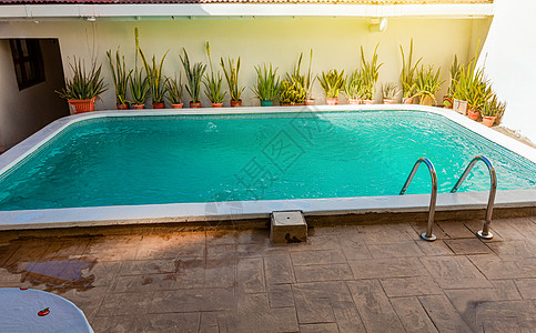 水晶般清澈的家庭游泳池在阳光明媚的日子里 家庭游泳池设计的概念 美丽的家庭游泳池 清澈的海水图片