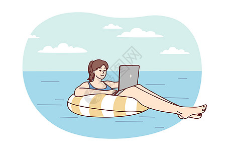 成功的妇女在海上的气垫上漂浮 在阳光明媚的度假胜地大腿上有笔记本电脑图片
