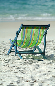 沙滩上的椅子 放松 闲暇 海滩 晴天 假期 绿色的背景图片