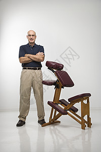 按摩治疗师和椅子 中年 50-55岁 男人 治疗艺术 健康 按摩椅图片