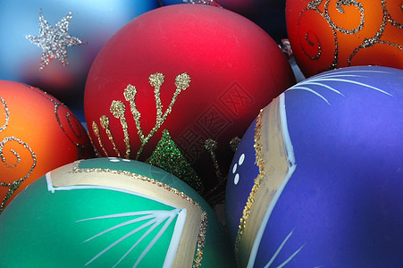 圣诞树装饰 绿色的 假期 红色的 球背景图片