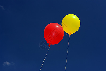 天空中的气球 氦 红色的 快乐的 喜悦 假期 乐趣图片