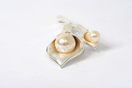 翡翠宝石珍珠的白装饰 心 问候语 纺织品 绳索 装饰品 爱 晚上背景